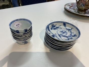 Sept tasses et soucoupes en porcelaine de Chine en bleu et blanc, Kangxi