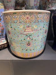 Une jardini&egrave;re en porcelaine de Chine famille rose &agrave; fond turquoise &agrave; d&eacute;cor 'bajixiang', 19&egrave;me