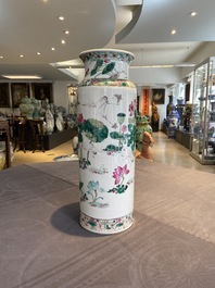 Un vase de forme rouleau en porcelaine de Chine famille rose &agrave; d&eacute;cor de papillons et de grues, 19&egrave;me