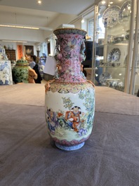 Un vase en porcelaine de Chine famille rose &agrave; d&eacute;cor de gar&ccedil;ons jouants, marque de Qianlong, R&eacute;publique