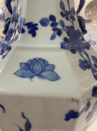 Een Chinese blauw-witte octagonale 'hu' vaas, 19e eeuw