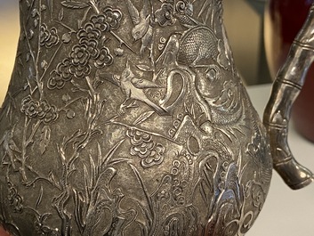 Een Chinese zilveren theepot met vogels bij bloesemtakken, 19e eeuw