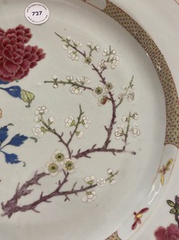 Een Chinese famille rose schotel met floraal decor, Qianlong