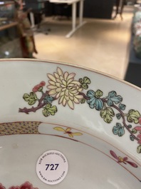 Un plat en porcelaine de Chine famille rose &agrave; d&eacute;cor floral, Qianlong