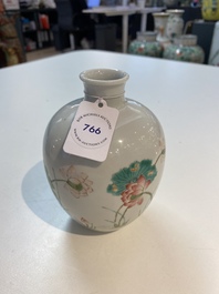 Un vase de forme globulaire en porcelaine de Chine famille rose, marque de Daoguang, R&eacute;publique