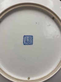 Un plat en porcelaine de Chine famille rose, marque de Qianlong, R&eacute;publique