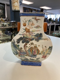 Un vase en porcelaine de Chine famille rose &agrave; d&eacute;cor d'immortels, 19&egrave;me