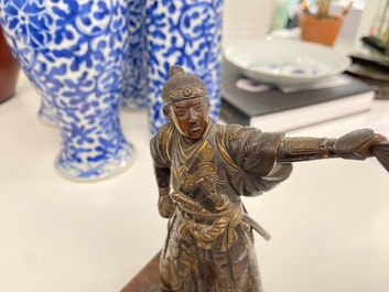 Een Japanse gepatineerde en vergulde bronzen figuur van een krijger, gesign. Miyao, Meiji, 19e eeuw