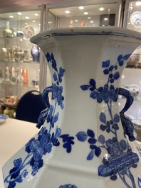 Un vase de forme 'hu' octagonale en porcelaine de Chine en bleu et blanc, 19&egrave;me