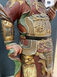 Een grote Chinese of Vietnamese polychroom beschilderde houten figuur, 19e eeuw