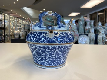 Un pot &agrave; chaux en porcelaine de Chine en bleu et blanc pour le Vietnam, Kangxi