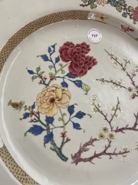 Een Chinese famille rose schotel met floraal decor, Qianlong