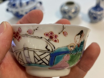 Une tasse et soucoupe en porcelaine de Chine famille rose &agrave; d&eacute;cor d'un couple sur une terrasse, Qianlong