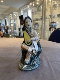 Une figure d'une musicienne en porcelaine de Chine famille rose, marque Fu Jian Hui Guan, R&eacute;publique