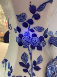 Un vase de forme 'hu' octagonale en porcelaine de Chine en bleu et blanc, 19&egrave;me