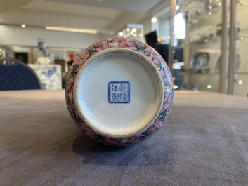 Un vase en porcelaine de Chine famille rose &agrave; d&eacute;cor de gar&ccedil;ons jouants, marque de Qianlong, R&eacute;publique