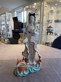 Een grote Chinese famille rose figuur van Guanyin op een vis, Hui Guan Deng Chang Rong Zao merk, 19e eeuw