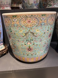 Une jardini&egrave;re en porcelaine de Chine famille rose &agrave; fond turquoise &agrave; d&eacute;cor 'bajixiang', 19&egrave;me