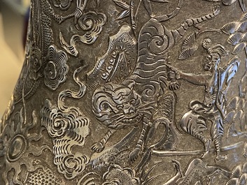 Een Chinese zilveren theepot met vogels bij bloesemtakken, 19e eeuw