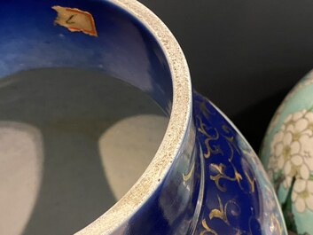 Un vase couvert en porcelaine de Chine famille rose sur fond bleu, marque de Kangxi, 19&egrave;me