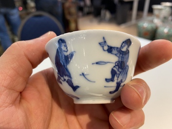 Sept tasses et soucoupes en porcelaine de Chine en bleu et blanc, Kangxi