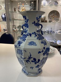 Een Chinese blauw-witte octagonale 'hu' vaas, 19e eeuw