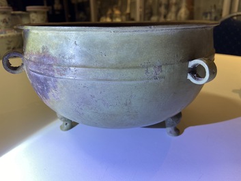 Un bol couvert archa&iuml;que de type 'zhan' en bronze, milieu vers fin de la P&eacute;riode des Printemps et Automnes