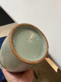 Een Chinese Longquan celadon 'kinuta' vaas, Zuidelijke Song