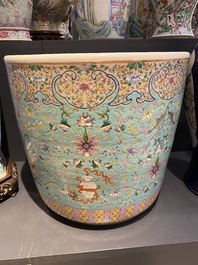 Une jardini&egrave;re en porcelaine de Chine famille rose &agrave; fond turquoise &agrave; d&eacute;cor 'bajixiang', 19&egrave;me