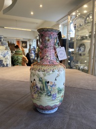 Un vase en porcelaine de Chine famille rose &agrave; d&eacute;cor de gar&ccedil;ons jouants, marque de Qianlong, R&eacute;publique