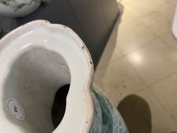 Un vase en porcelaine de Chine famille rose &agrave; fond turquoise, 19&egrave;me