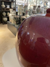 Un vase couvert en porcelaine de Chine monochrome sang de boeuf, 19&egrave;me