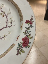 Un plat en porcelaine de Chine famille rose &agrave; d&eacute;cor floral, Qianlong