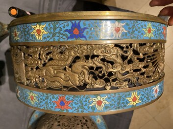 Een grote Chinese driepotige cloisonn&eacute; wierookbrander met deksel, 19e eeuw