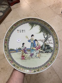 Un plat en porcelaine de Chine famille rose, marque de Qianlong, R&eacute;publique