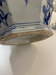 Un vase de forme 'hu' octagonale en porcelaine de Chine en bleu et blanc, 19&egrave;me