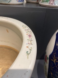 Une jardini&egrave;re en porcelaine de Chine famille rose &agrave; fond turquoise &agrave; d&eacute;cor 'bajixiang', 19&egrave;me