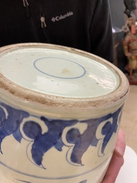 Une paire de vases en porcelaine de Chine en bleu et blanc, 19&egrave;me