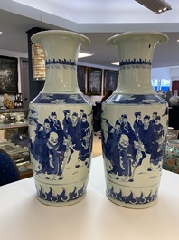 Une paire de vases en porcelaine de Chine en bleu et blanc, 19&egrave;me