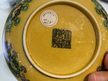 Une paire de coupes en porcelaine de Chine &agrave; d&eacute;cor d'un ph&eacute;nix et d'un dragon sur fond jaune, marque de Qianlong, 19/20&egrave;me