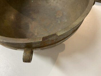 Un bol couvert archa&iuml;que de type 'zhan' en bronze, milieu vers fin de la P&eacute;riode des Printemps et Automnes