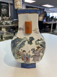 Un vase en porcelaine de Chine famille rose &agrave; d&eacute;cor d'immortels, 19&egrave;me