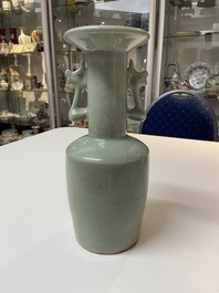 Un vase de type 'kinuta' en porcelaine de Chine c&eacute;ladon de Longquan, Song du Sud