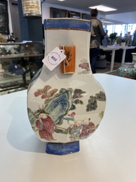 Un vase en porcelaine de Chine famille rose &agrave; d&eacute;cor d'immortels, 19&egrave;me