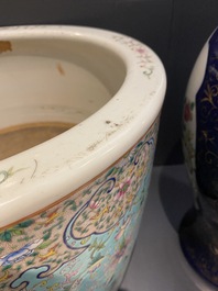 Une jardini&egrave;re en porcelaine de Chine famille rose &agrave; fond turquoise &agrave; d&eacute;cor 'bajixiang', 19&egrave;me