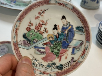 Une tasse et soucoupe en porcelaine de Chine famille rose &agrave; d&eacute;cor d'un couple sur une terrasse, Qianlong