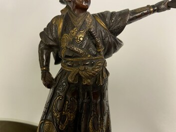 Een Japanse gepatineerde en vergulde bronzen figuur van een krijger, gesign. Miyao, Meiji, 19e eeuw