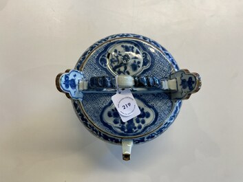 Un pot &agrave; chaux en porcelaine de Chine en bleu et blanc pour le Vietnam, Kangxi