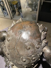 Een grote Chinese bronzen 'Boeddhistische leeuw' wierookbrander, Ming