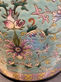 Une jardini&egrave;re en porcelaine de Chine famille rose &agrave; fond turquoise &agrave; d&eacute;cor 'bajixiang', 19&egrave;me